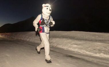 Vrapuesi i maratonës së akullit thyen rekordin botëror