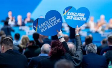 Partia ekstreme e djathtë gjermane, AfD u dhuron emigrantëve bileta false të aeroplanit