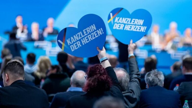 Partia ekstreme e djathtë gjermane, AfD u dhuron emigrantëve bileta false të aeroplanit