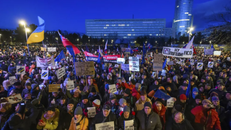 Protesta në Sllovaki kundër raporteve miqësore me Rusinë