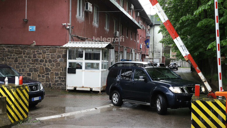 Policia me aksion në veri të Mitrovicës, mbyllet zyra paralele tatimore e Serbisë