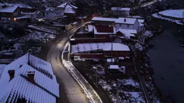 Fshati Uglar në Gjilan bëhet me ndriçim, trotuar e drunjë dekorativ