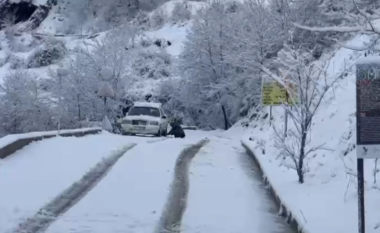 Bora zbardh Kukësin, probleme me qarkullimin në zonat e thella