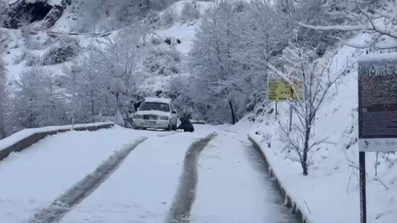 Bora zbardh Kukësin, probleme me qarkullimin në zonat e thella