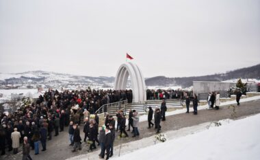 Kurti bëri homazhe në Kompleksin Memorial në Reçak