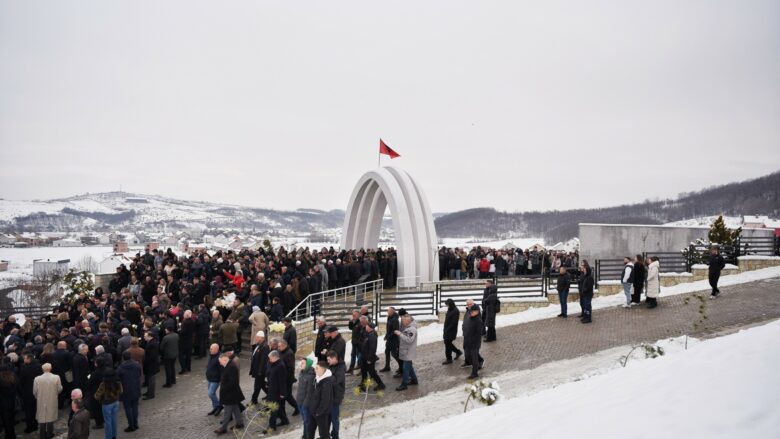 Kurti bëri homazhe në Kompleksin Memorial në Reçak