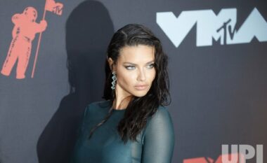 Adriana Lima paralajmëron fansat se një mashtrues që po prezantohet si ajo, po u kërkon njerëzve para në emër të saj