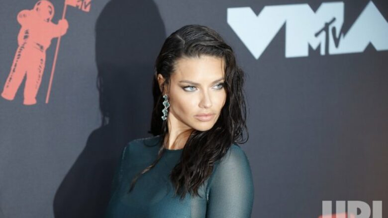 Adriana Lima paralajmëron fansat se një mashtrues që po prezantohet si ajo, po u kërkon njerëzve para në emër të saj