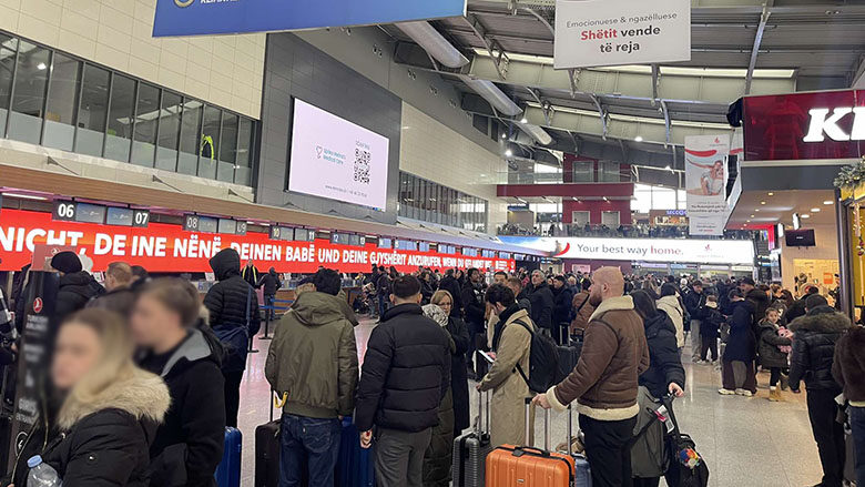 Mjegulla e dendur anulon afro 50 fluturime në Aeroportin e Prishtinës, flasin udhëtarët