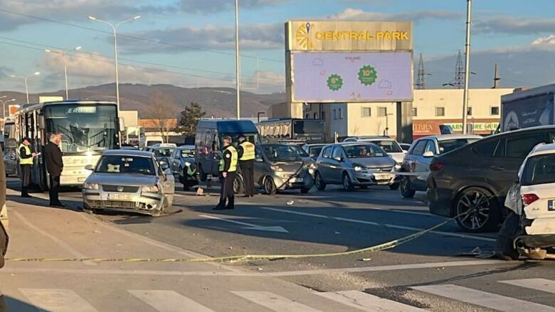 Aksident zinxhiror mes katër veturave dhe një autobusi te Zona Industriale, shtatë të lënduar