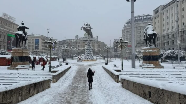 Bora e pastron ajrin në Shkup