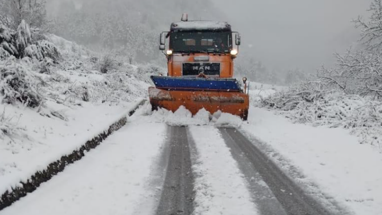 Bora arrin deri në 50 centimetër trashësi, mbyllen 30 shkolla në juglindje të Shqipërisë