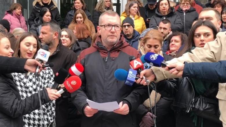 Vazhdon protesta e administratorëve, 988 të punësuar nuk i kanë marrë pagat e dhjetorit