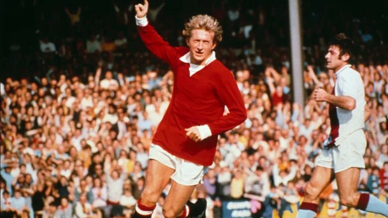 Denis Law, një nga legjendat më të mëdha të Man Utd ka ndërruar jetë