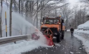 Reshjet e dëborës mbajnë bllokuar Rrugën e Arbrit dhe disa fshatra në veri