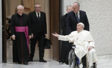 Papa Françesku lëndon krahun e djathtë, në “aksidentin” e dytë në vetëm disa javë