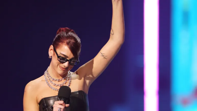 Publikohen nominimet për ‘Brit Awards 2025’, Dua Lipa dominon në kategoritë kryesore me gjithsej katër nominime