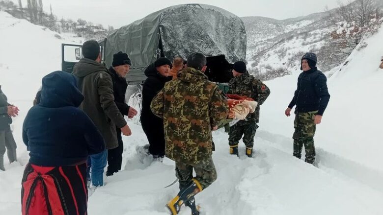 Moti i keq, Forcat e Armatosura transportojnë fëmijën e sëmurë në Bulqizë