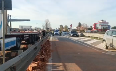 Përmbyset kamioni me tulla, trafik i rënduar në autostradën Lushnje-Fier