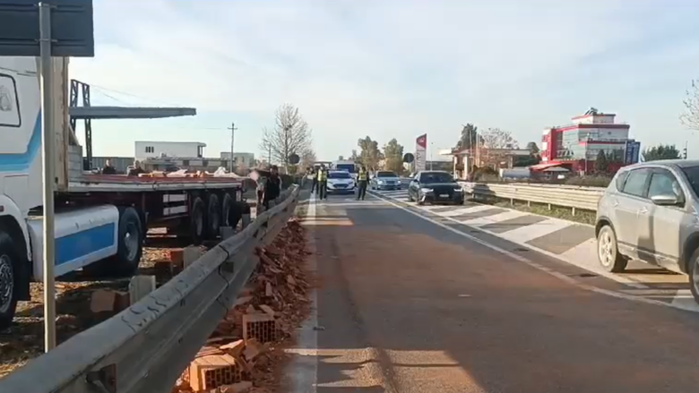 Përmbyset kamioni me tulla, trafik i rënduar në autostradën Lushnje-Fier