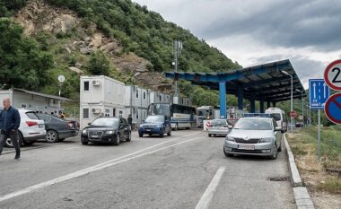 Vazhdojnë kolonat te Dheu i Bardhë, pritje deri në një orë për të dalë nga Kosova