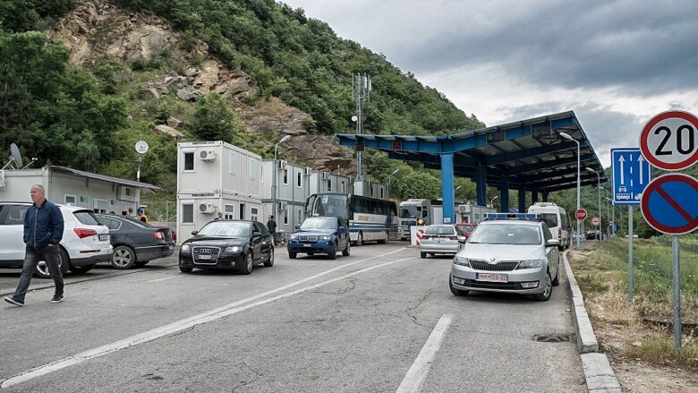 Vazhdojnë kolonat te Dheu i Bardhë, pritje deri në një orë për të dalë nga Kosova