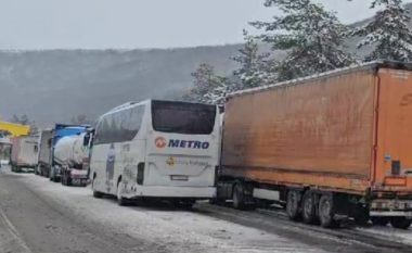 Greqia nuk e hap kufirin për mjetet e rënda, autobusë e kamionë presin në Kapshticë