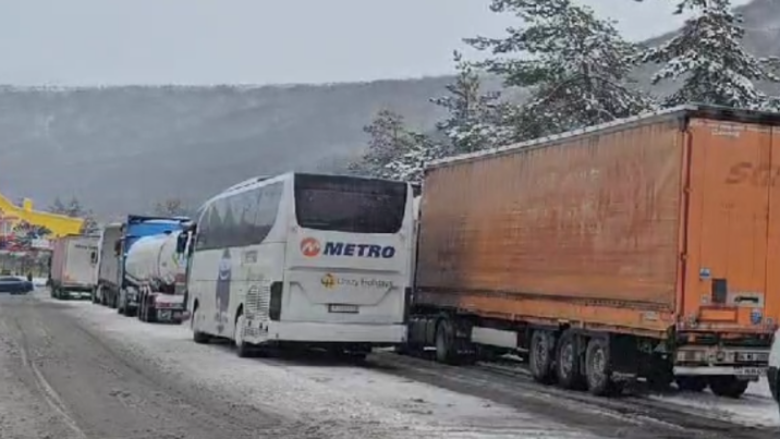 Greqia nuk e hap kufirin për mjetet e rënda, autobusë e kamionë presin në Kapshticë