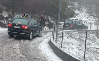 Bora bllokon besimtarët në Kishën e Laçit