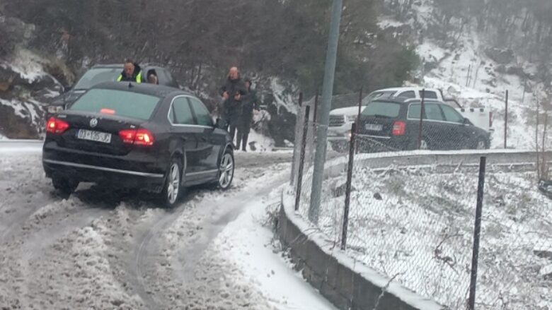 Bora bllokon besimtarët në Kishën e Laçit