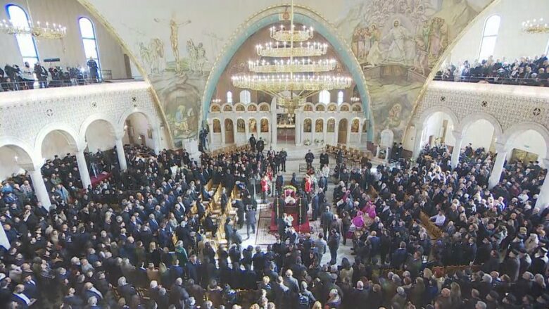 Mbahet sot ceremonia e lamtumirës për Kryepeshkopin Janullatos, pritet të mbajë fjalim Rama dhe Mitsotakis