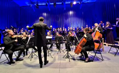 Autostrada Hangar II transformohet në tempull muzikor nga Kori i Filharmonisë së Kosovës