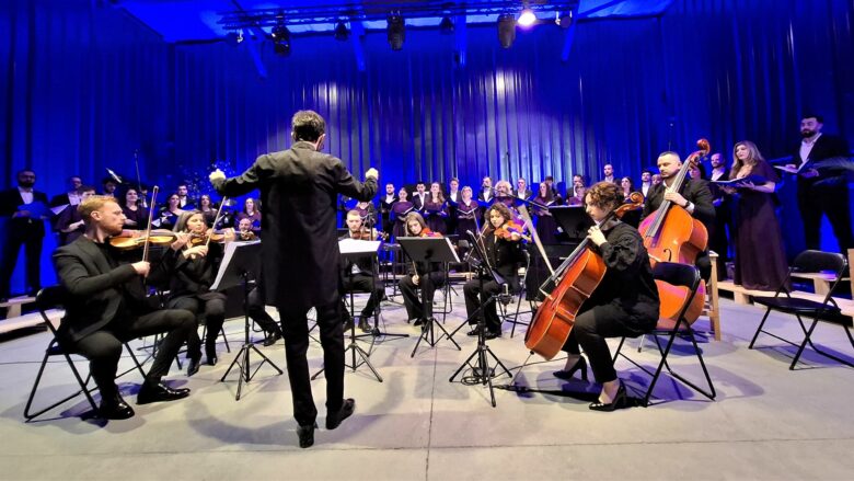 Autostrada Hangar II transformohet në tempull muzikor nga Kori i Filharmonisë së Kosovës