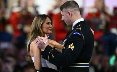 Melania kërceu me një ushtar të ri gjatë inaugurimit të Trumpit, buzëqeshja e saj u bë hit në rrjetet sociale