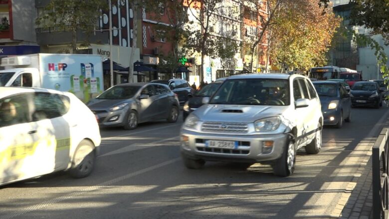 Në Shqipëri do të kufizohet përdorimi i automjeteve