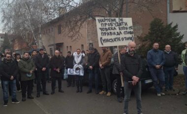 “Vuçiq në burg”, qytetarët serbë në veri mbajnë 15 minuta heshtje për viktimat në Novi Sad