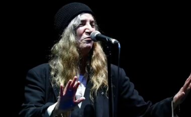 Patti Smith rrëzohet në skenë në Brazil pas një migrene të rëndë