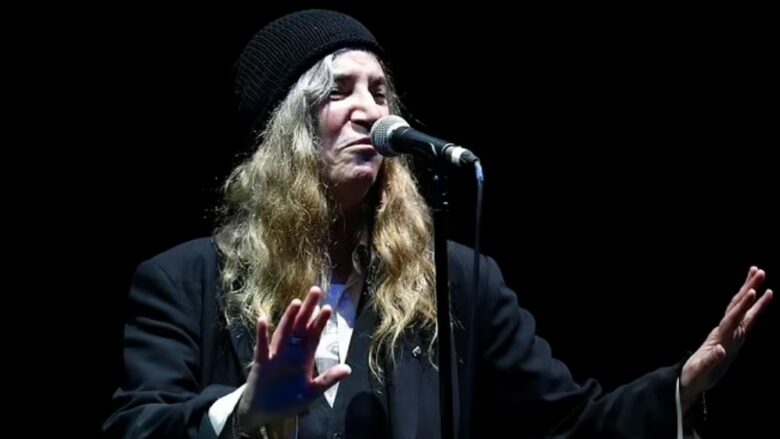 Patti Smith rrëzohet në skenë në Brazil pas një migrene të rëndë