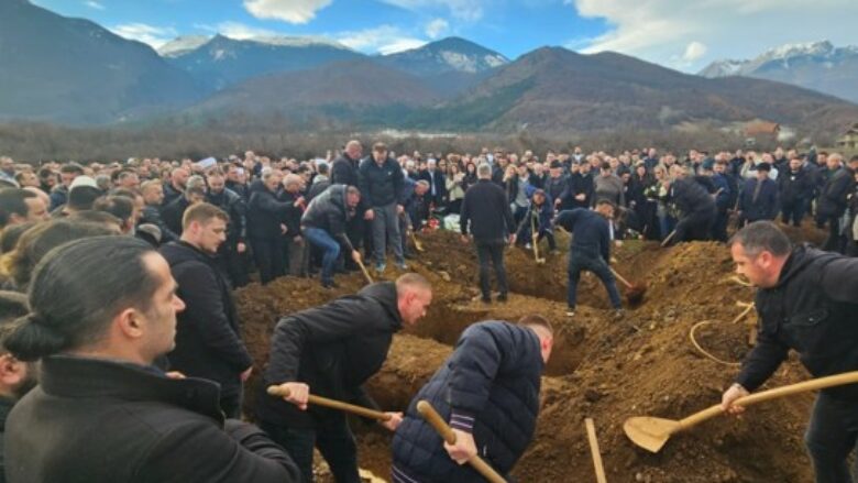 U jepet lamtumira e fundit tre anëtarëve të familjes Gashi në Pejë