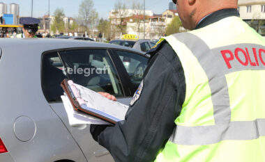 Policia në Ferizaj shqipton gjobë prej 500 eurosh ndaj shoferit që drejtonte automjetin me drita rrotative