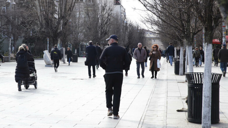 Të rinjtë në Kosovë jetojnë me prindërit: Lidhje e fortë kulturore apo domosdoshmëri ekonomike?