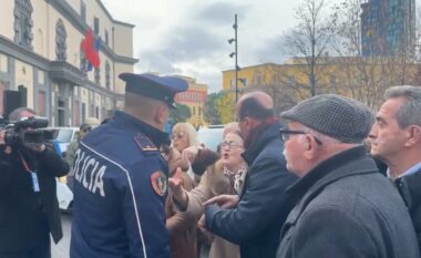 Protesta e opozitës para Bashkisë së Tiranës, protestuesit përplasen me qytetarët e bllokuar në makina