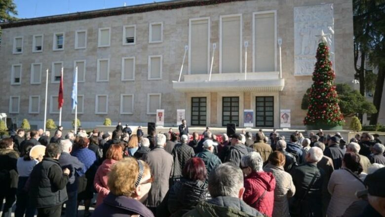 Pensionistët paralajmërojnë tjetër protestë në Tiranë, kërkojnë vendosjen e minimumit jetik