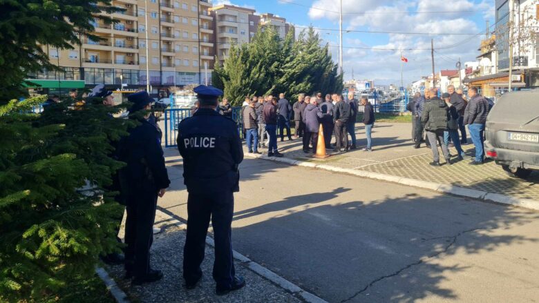 Banorët me protestë kërkojnë fundin e reduktimeve të ujit në lagjen “Bajram Curri” të Prizrenit