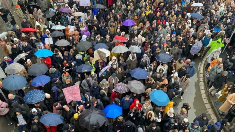 Protestat masive në Serbi, sugjerohet që Kosova të mos ndërhyjë