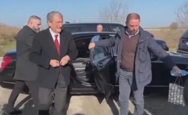 Sali Berisha viziton Ervin Salianjin në burgun e Fierit