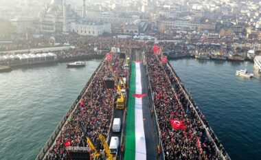 Mijëra njerëz u mblodhën në Stamboll në ditën e parë të Vitit të Ri, në një tubim në solidaritet me Palestinën