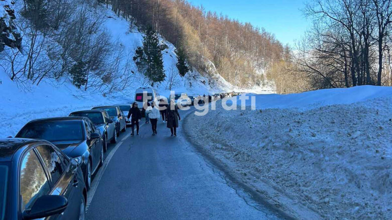 Skandaloze: Turistët nga Vlora i detyrojnë të ecin me orë të tëra për të arritur te pistat e skijimit në Brezovicë