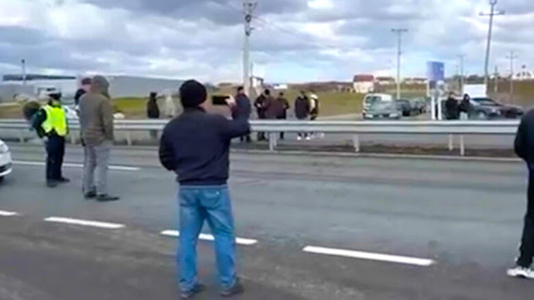 Protestojnë banorët e fshatit Dumnicë të Vushtrrisë, kërkojnë rreth-rrotullim