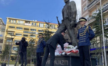 Liderët shtetërorë e politikë nderojnë figurën e heroit Zahir Pajaziti